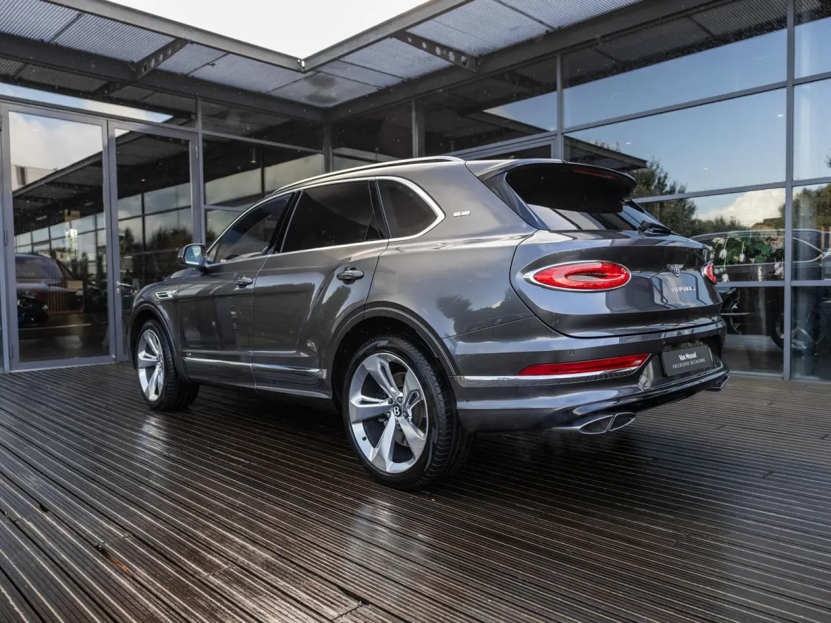 4.0 V8 | TOUR PAKKET | CITY PAKKET | NAIM SOUND | 22 INCH | PANORAMA/SCHUIF-KANTELDAK | HEAD-UP DISPLAY | NACHTZICHT | STOELMASSAGE VOOR | STOELVENTILATIE | ACHTERBANKVENTILATIE |