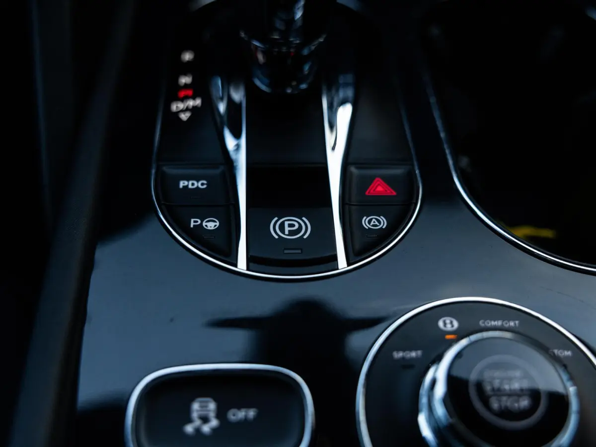 4.0 V8 | TOUR PAKKET | CITY PAKKET | NAIM SOUND | 22 INCH | PANORAMA/SCHUIF-KANTELDAK | HEAD-UP DISPLAY | NACHTZICHT | STOELMASSAGE VOOR | STOELVENTILATIE | ACHTERBANKVENTILATIE |