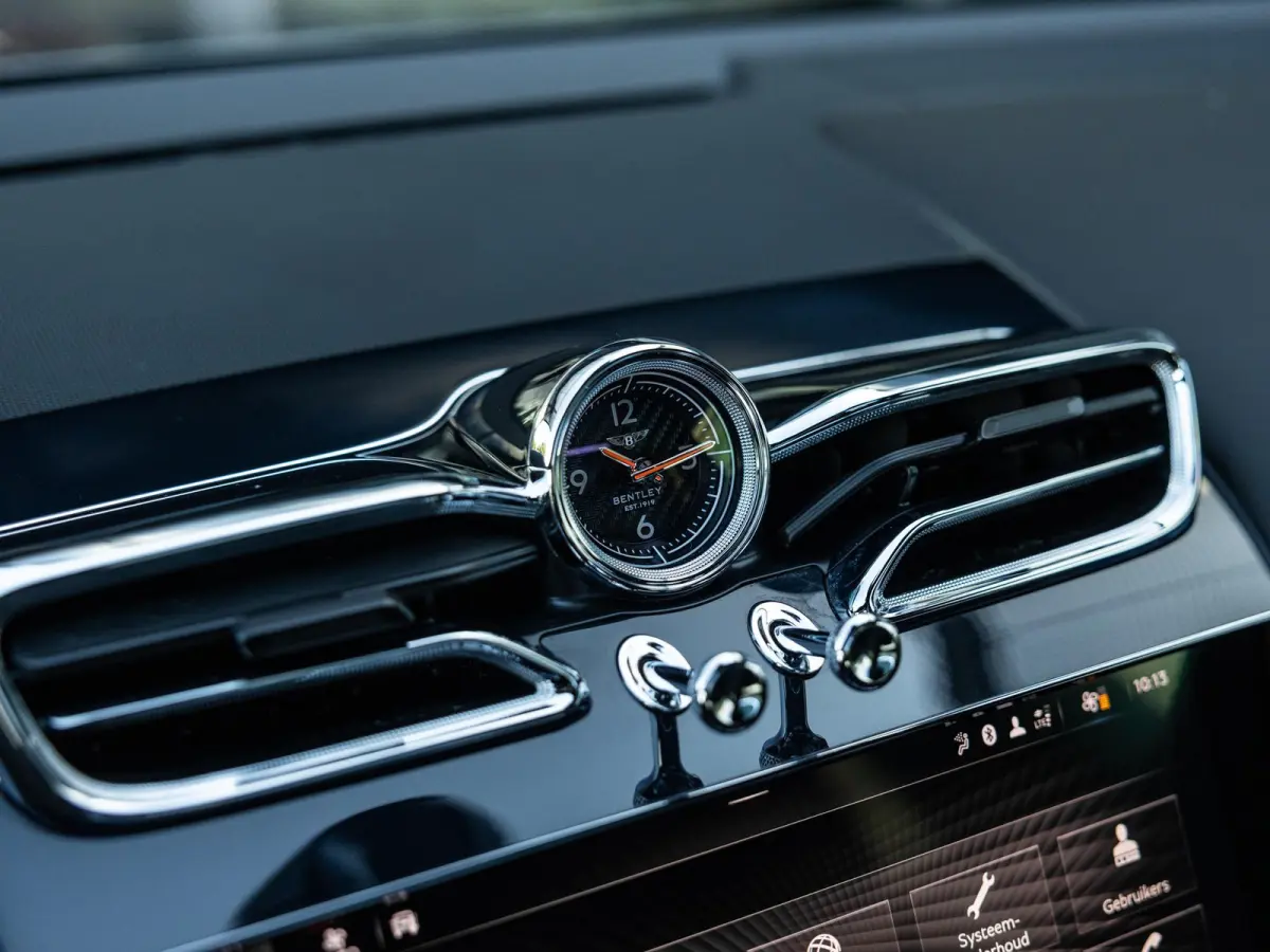 4.0 V8 | TOUR PAKKET | CITY PAKKET | NAIM SOUND | 22 INCH | PANORAMA/SCHUIF-KANTELDAK | HEAD-UP DISPLAY | NACHTZICHT | STOELMASSAGE VOOR | STOELVENTILATIE | ACHTERBANKVENTILATIE |