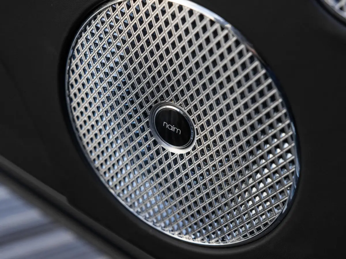 4.0 V8 | TOUR PAKKET | CITY PAKKET | NAIM SOUND | 22 INCH | PANORAMA/SCHUIF-KANTELDAK | HEAD-UP DISPLAY | NACHTZICHT | STOELMASSAGE VOOR | STOELVENTILATIE | ACHTERBANKVENTILATIE |