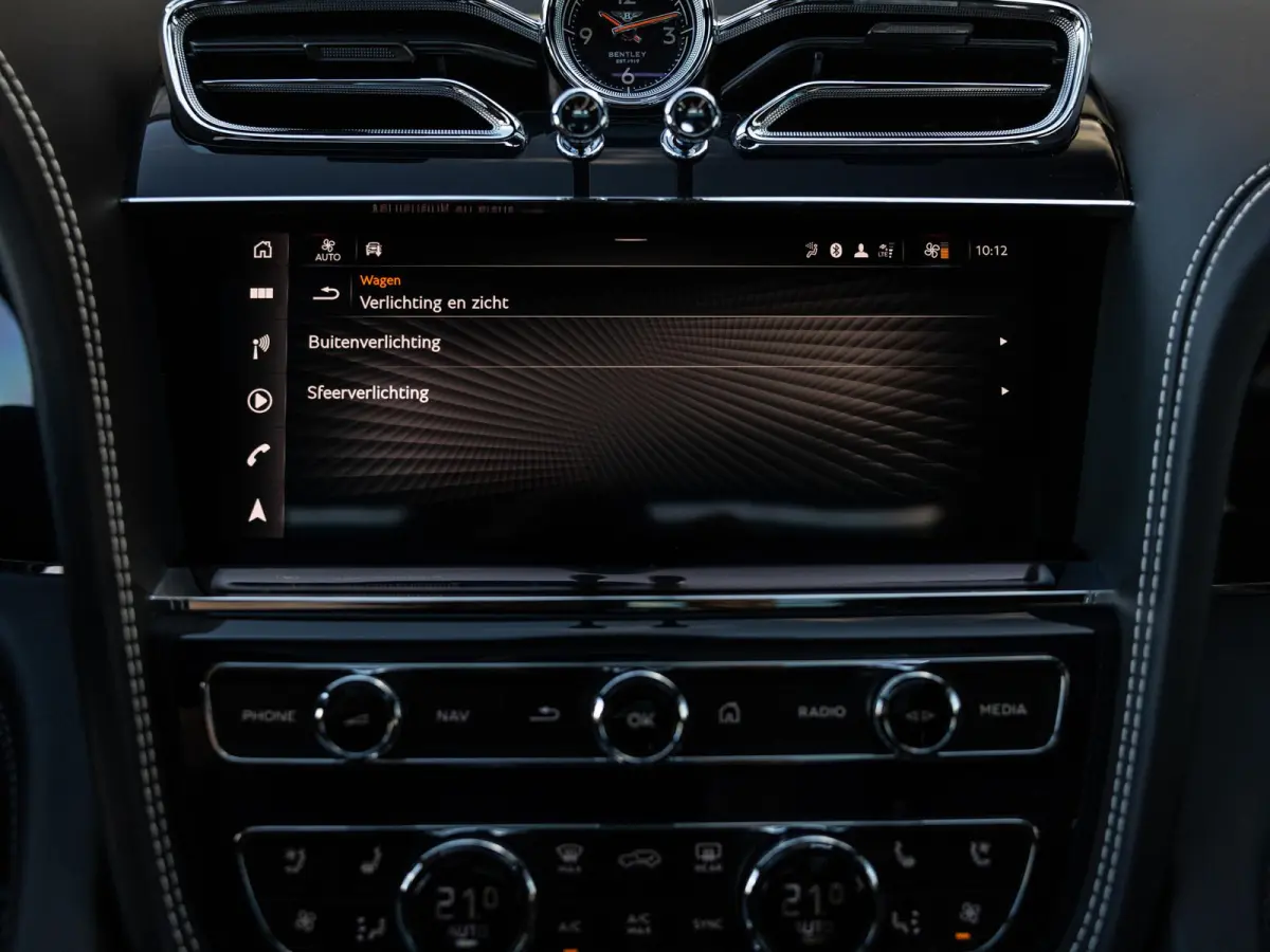 4.0 V8 | TOUR PAKKET | CITY PAKKET | NAIM SOUND | 22 INCH | PANORAMA/SCHUIF-KANTELDAK | HEAD-UP DISPLAY | NACHTZICHT | STOELMASSAGE VOOR | STOELVENTILATIE | ACHTERBANKVENTILATIE |