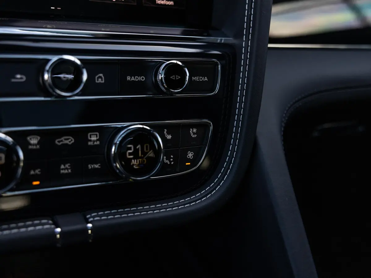 4.0 V8 | TOUR PAKKET | CITY PAKKET | NAIM SOUND | 22 INCH | PANORAMA/SCHUIF-KANTELDAK | HEAD-UP DISPLAY | NACHTZICHT | STOELMASSAGE VOOR | STOELVENTILATIE | ACHTERBANKVENTILATIE |