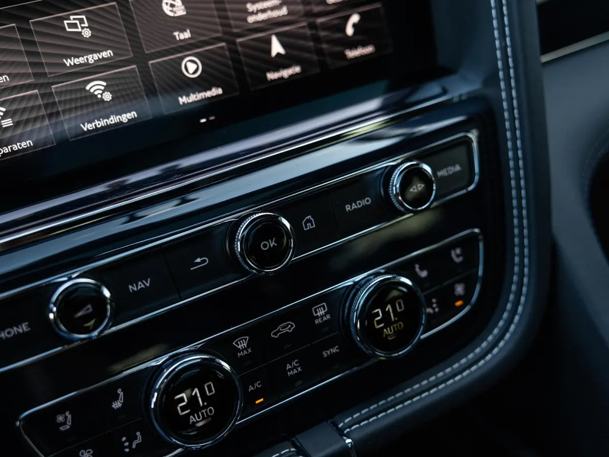4.0 V8 | TOUR PAKKET | CITY PAKKET | NAIM SOUND | 22 INCH | PANORAMA/SCHUIF-KANTELDAK | HEAD-UP DISPLAY | NACHTZICHT | STOELMASSAGE VOOR | STOELVENTILATIE | ACHTERBANKVENTILATIE |