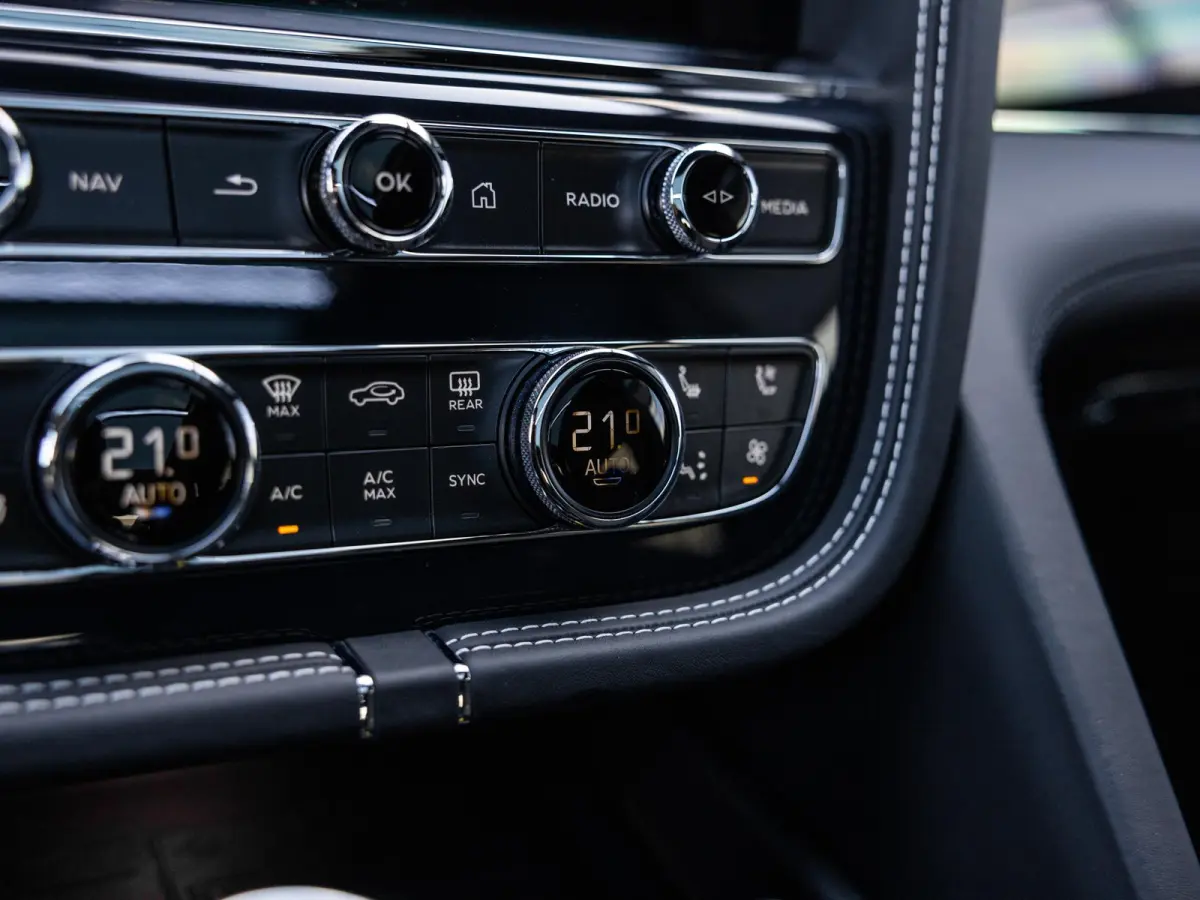 4.0 V8 | TOUR PAKKET | CITY PAKKET | NAIM SOUND | 22 INCH | PANORAMA/SCHUIF-KANTELDAK | HEAD-UP DISPLAY | NACHTZICHT | STOELMASSAGE VOOR | STOELVENTILATIE | ACHTERBANKVENTILATIE |