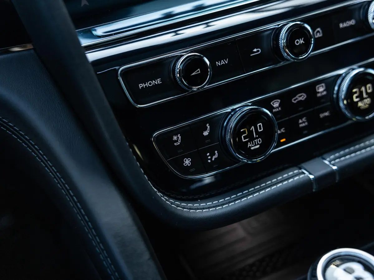4.0 V8 | TOUR PAKKET | CITY PAKKET | NAIM SOUND | 22 INCH | PANORAMA/SCHUIF-KANTELDAK | HEAD-UP DISPLAY | NACHTZICHT | STOELMASSAGE VOOR | STOELVENTILATIE | ACHTERBANKVENTILATIE |