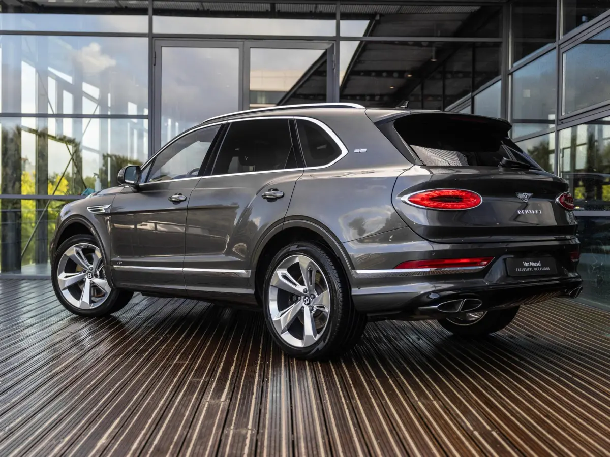 4.0 V8 | TOUR PAKKET | CITY PAKKET | NAIM SOUND | 22 INCH | PANORAMA/SCHUIF-KANTELDAK | HEAD-UP DISPLAY | NACHTZICHT | STOELMASSAGE VOOR | STOELVENTILATIE | ACHTERBANKVENTILATIE |