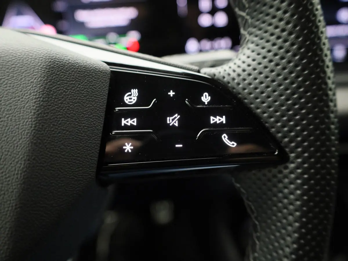 Launch edition 83 kWh 252 PK | Adaptive cruise control | Navigatie | Stuurverwarming | Stoelverwarming voor & achter | Elektrisch instel. voorstoelen | 360 Camera | Smartphone interface | MM