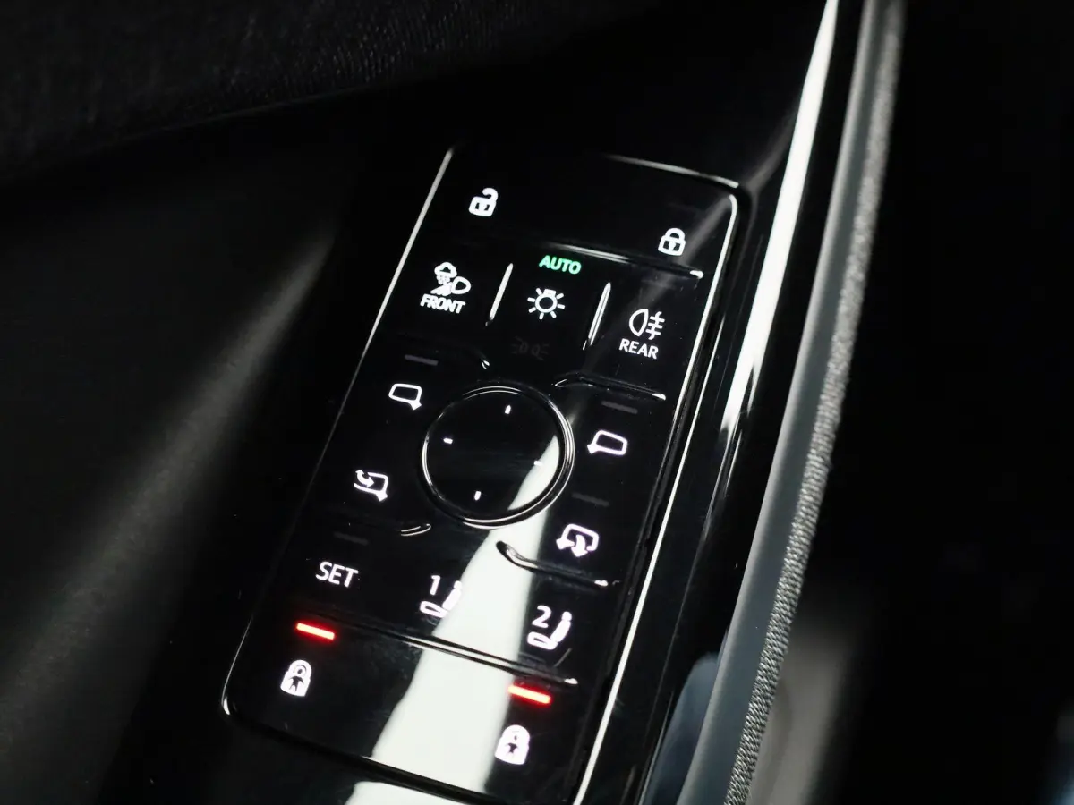 Launch edition 83 kWh 252 PK | Adaptive cruise control | Navigatie | Stuurverwarming | Stoelverwarming voor & achter | Elektrisch instel. voorstoelen | 360 Camera | Smartphone interface | MM