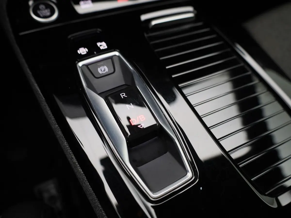 Launch edition 83 kWh 252 PK | Adaptive cruise control | Navigatie | Stuurverwarming | Stoelverwarming voor & achter | Elektrisch instel. voorstoelen | 360 Camera | Smartphone interface | MM