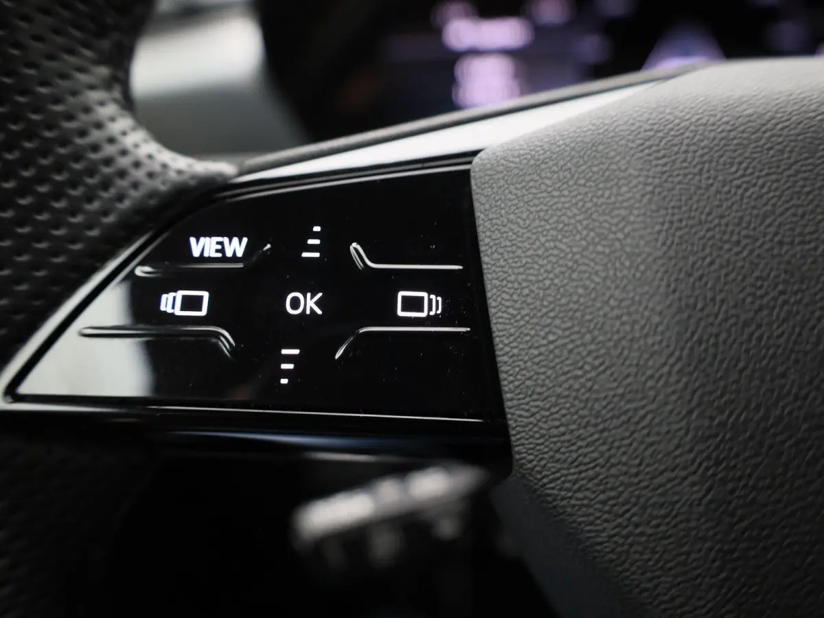 Launch edition 83 kWh 252 PK | Adaptive cruise control | Navigatie | Stuurverwarming | Stoelverwarming voor & achter | Elektrisch instel. voorstoelen | 360 Camera | Smartphone interface | MM