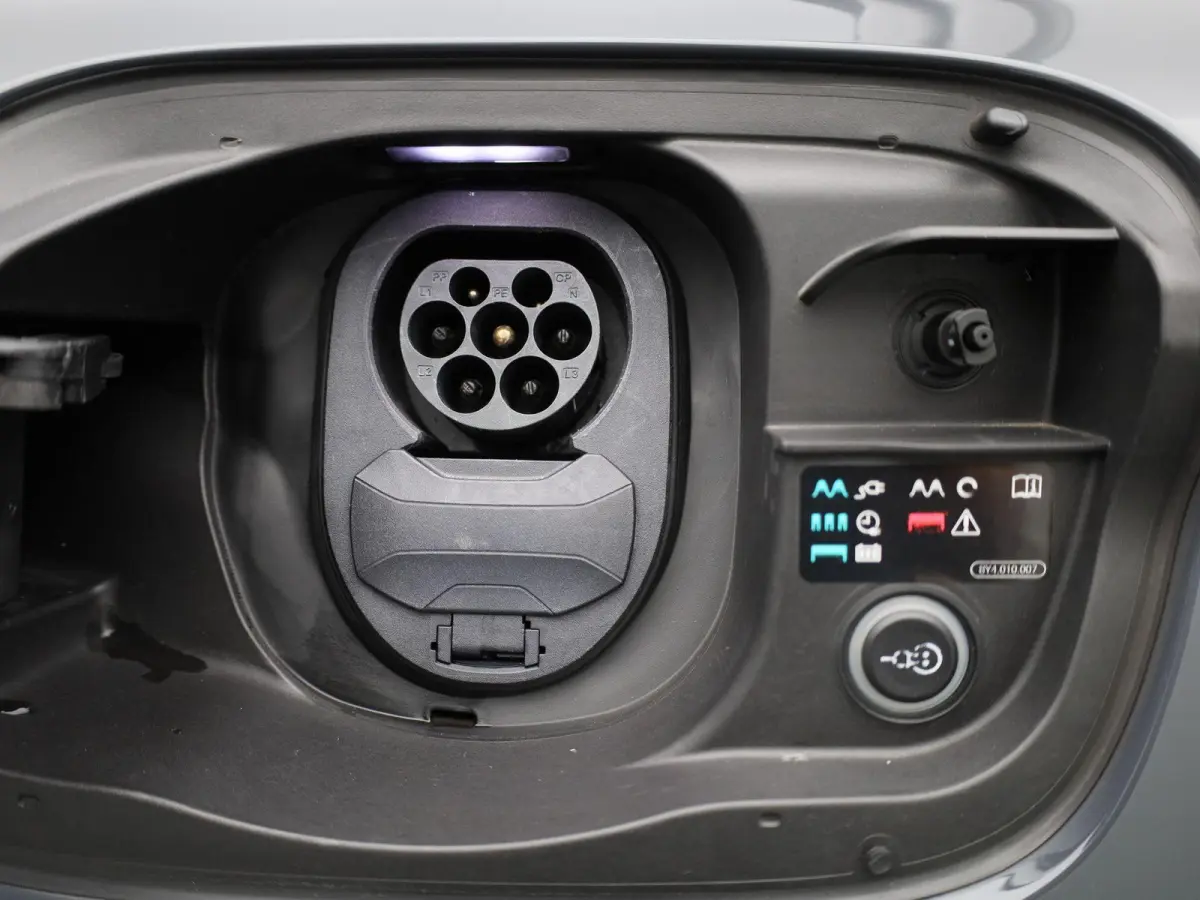 Launch edition 83 kWh 252 PK | Adaptive cruise control | Navigatie | Stuurverwarming | Stoelverwarming voor & achter | Elektrisch instel. voorstoelen | 360 Camera | Smartphone interface | MM
