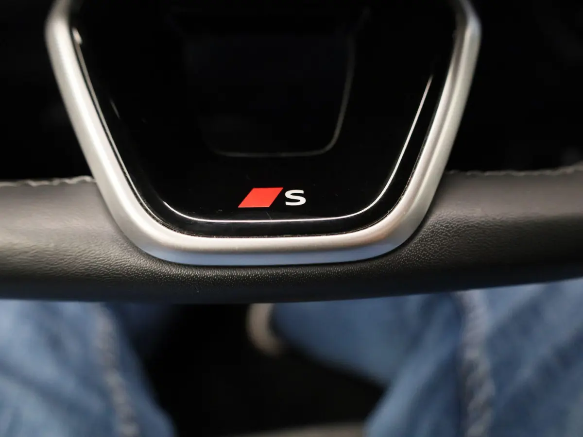 Launch edition 83 kWh 252 PK | Adaptive cruise control | Navigatie | Stuurverwarming | Stoelverwarming voor & achter | Elektrisch instel. voorstoelen | 360 Camera | Smartphone interface | MM