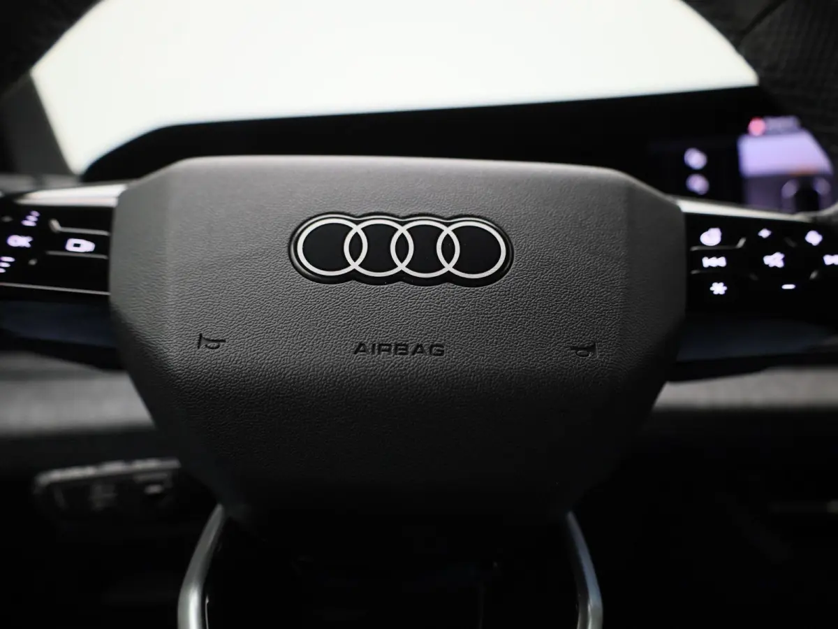 Launch edition 83 kWh 252 PK | Adaptive cruise control | Navigatie | Stuurverwarming | Stoelverwarming voor & achter | Elektrisch instel. voorstoelen | 360 Camera | Smartphone interface | MM