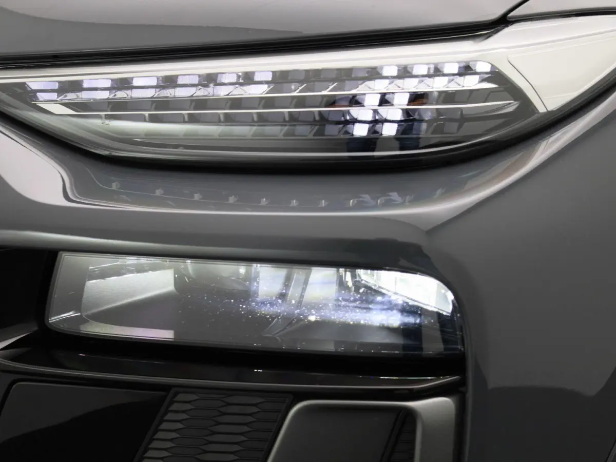 Launch edition 83 kWh 252 PK | Adaptive cruise control | Navigatie | Stuurverwarming | Stoelverwarming voor & achter | Elektrisch instel. voorstoelen | 360 Camera | Smartphone interface | MM