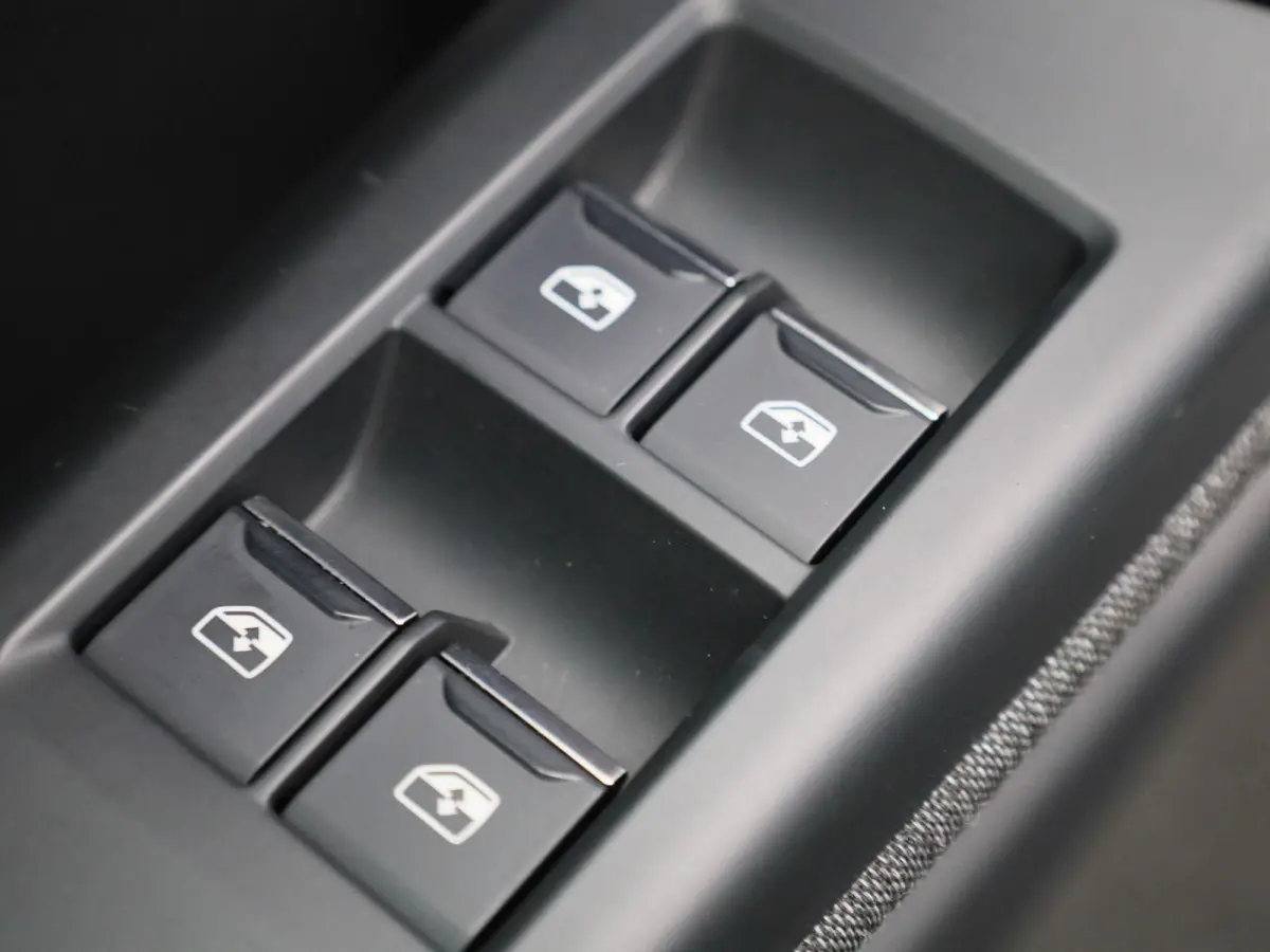 Launch edition 83 kWh 252 PK | Adaptive cruise control | Navigatie | Stuurverwarming | Stoelverwarming voor & achter | Elektrisch instel. voorstoelen | 360 Camera | Smartphone interface | MM