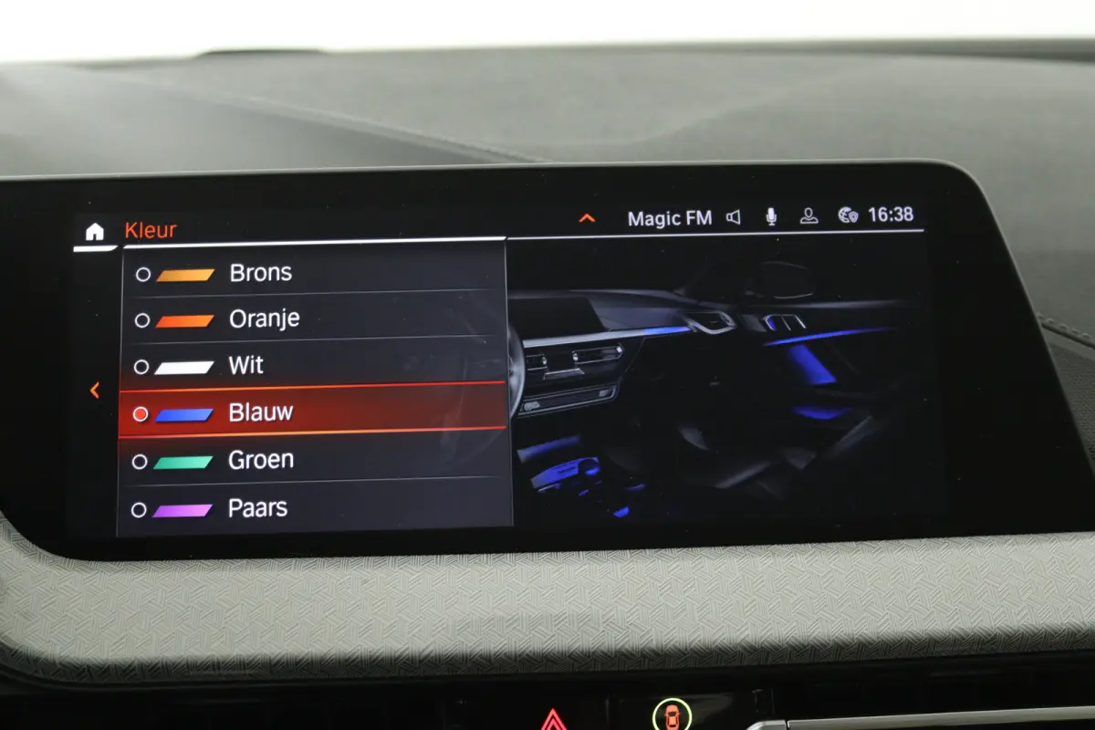 220i Business Edition (CRUISE CONTROL, NAVIGATIE, SFEERVERLICHTING)