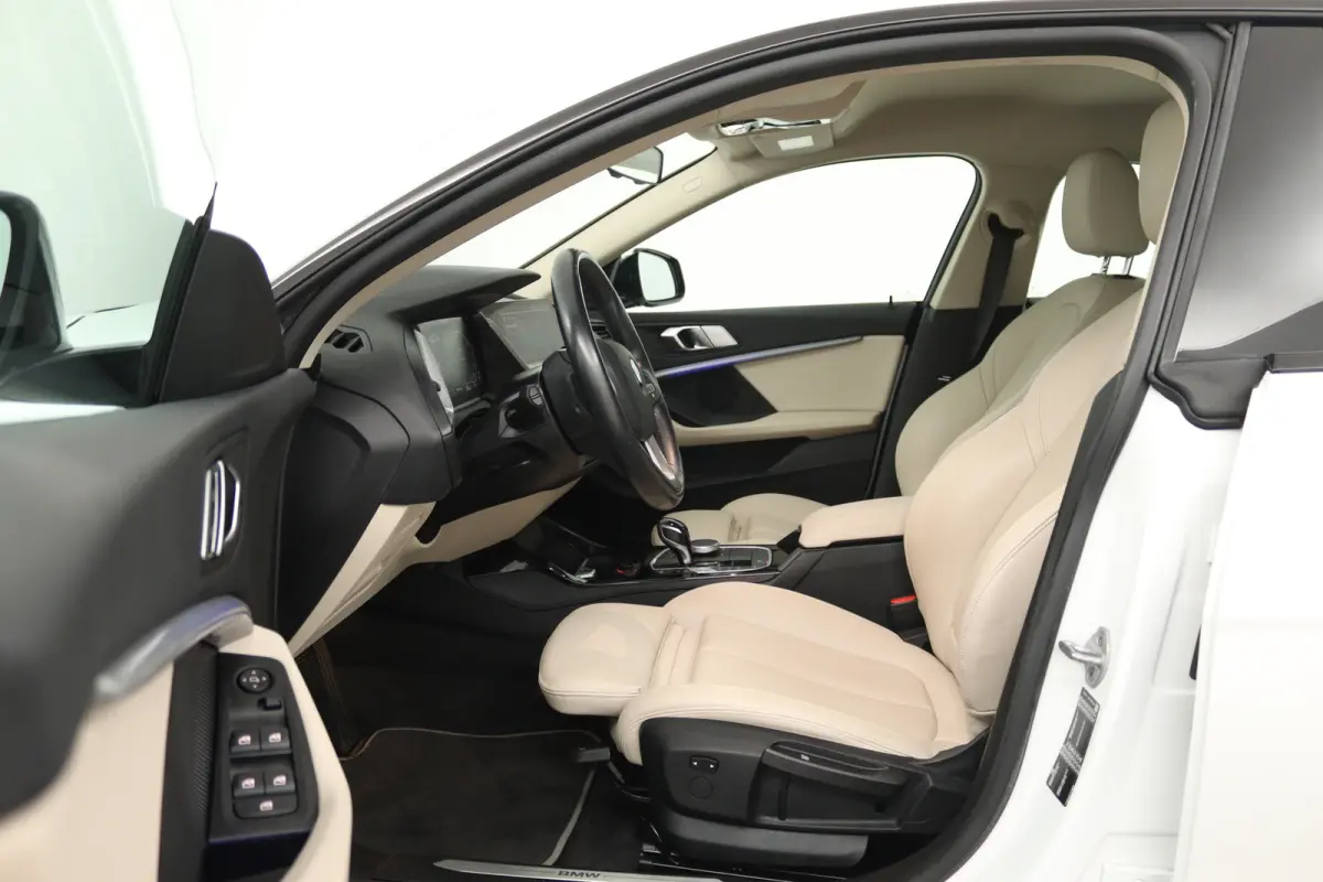 220i Business Edition (CRUISE CONTROL, NAVIGATIE, SFEERVERLICHTING)