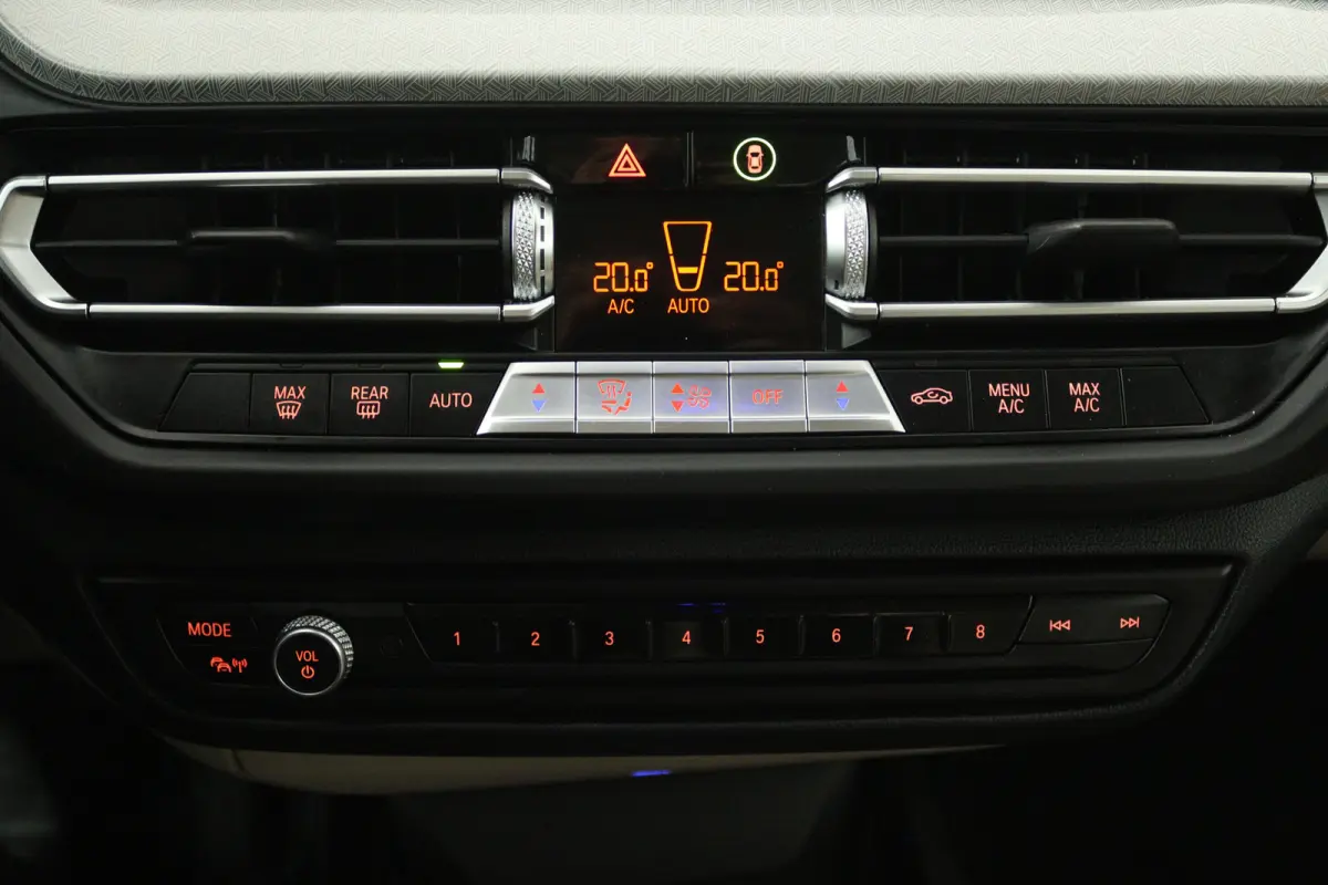 220i Business Edition (CRUISE CONTROL, NAVIGATIE, SFEERVERLICHTING)