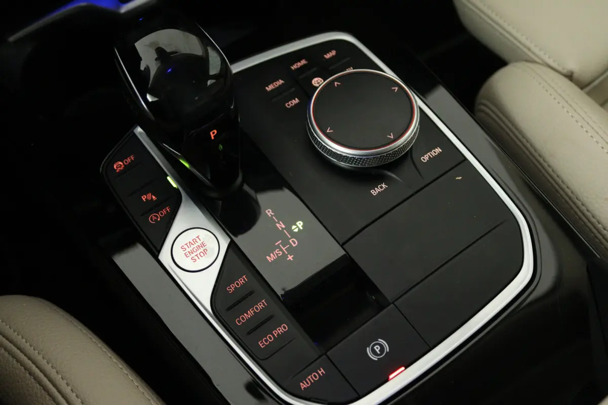 220i Business Edition (CRUISE CONTROL, NAVIGATIE, SFEERVERLICHTING)