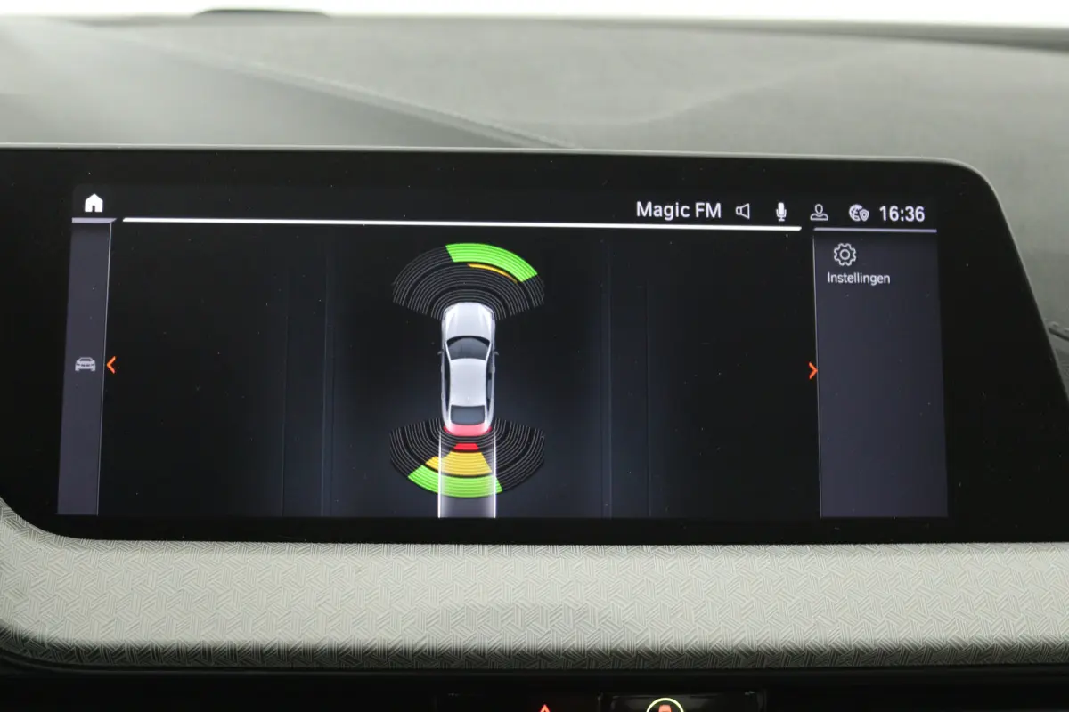 220i Business Edition (CRUISE CONTROL, NAVIGATIE, SFEERVERLICHTING)