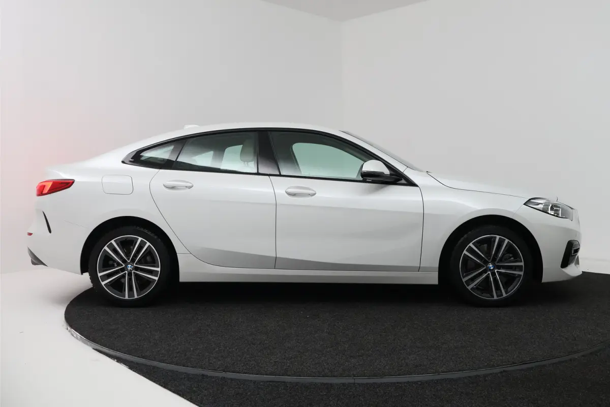 220i Business Edition (CRUISE CONTROL, NAVIGATIE, SFEERVERLICHTING)