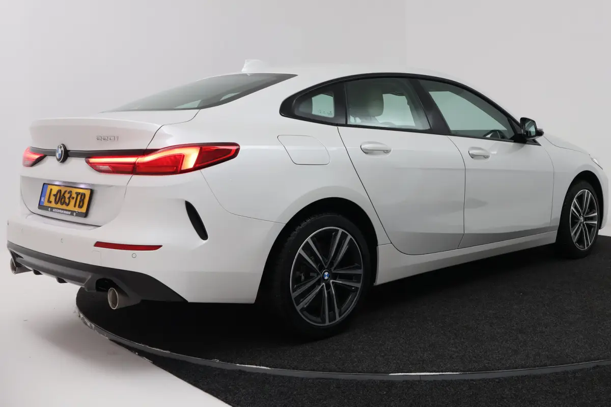 220i Business Edition (CRUISE CONTROL, NAVIGATIE, SFEERVERLICHTING)