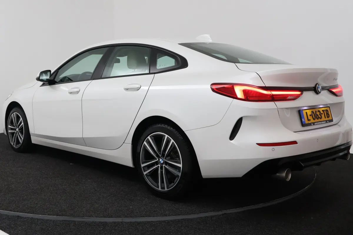 220i Business Edition (CRUISE CONTROL, NAVIGATIE, SFEERVERLICHTING)