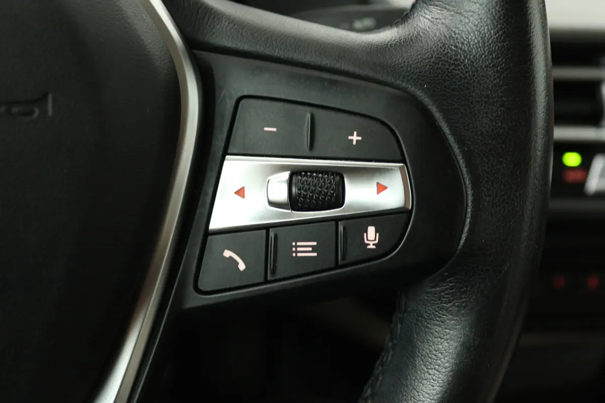 220i Business Edition (CRUISE CONTROL, NAVIGATIE, SFEERVERLICHTING)