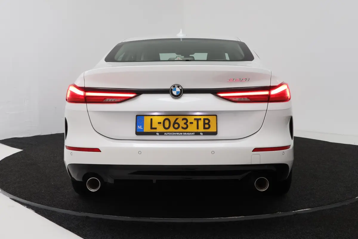 220i Business Edition (CRUISE CONTROL, NAVIGATIE, SFEERVERLICHTING)