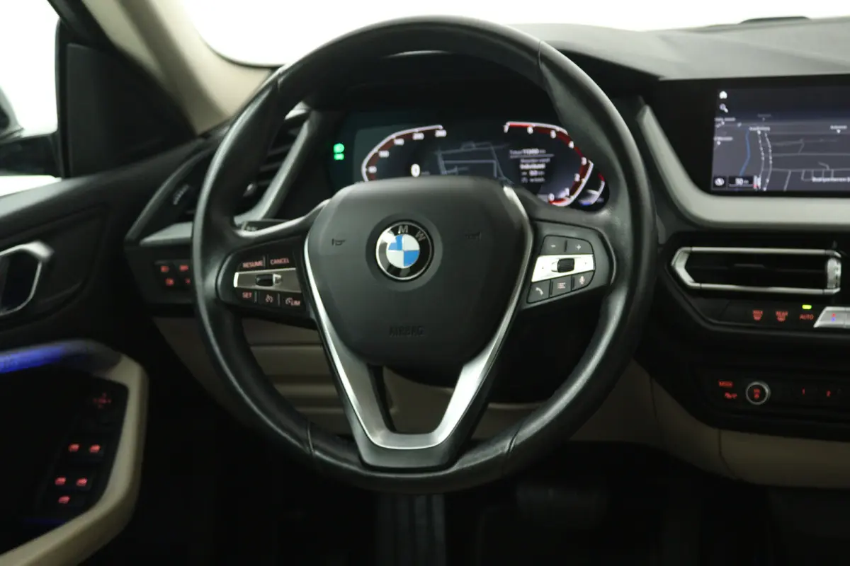 220i Business Edition (CRUISE CONTROL, NAVIGATIE, SFEERVERLICHTING)