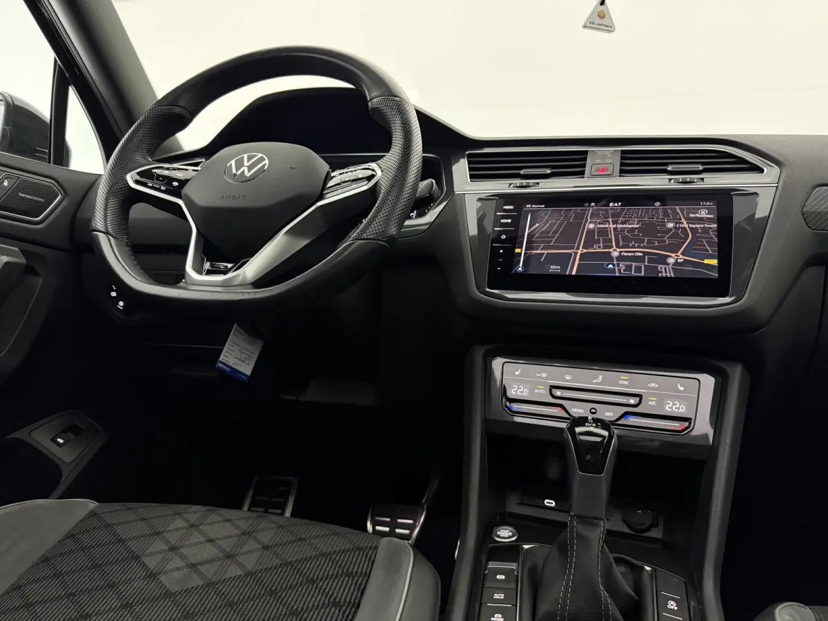 1.5 TSI R-Line Business+ Black Edition | H/K | Pano | Sfeer | Virtual | HuD | Trekhaak | Camera | Carplay | IQ Lights