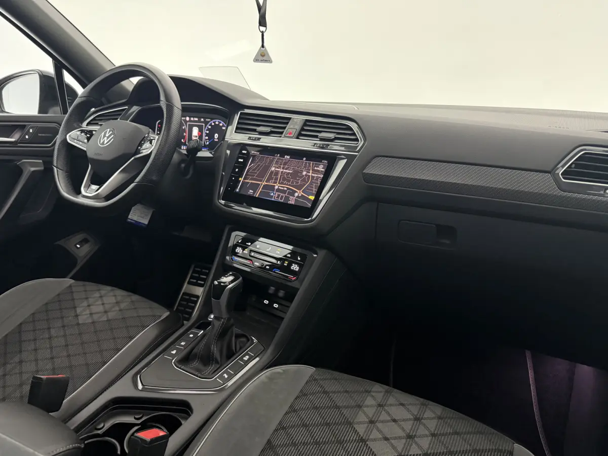 1.5 TSI R-Line Business+ Black Edition | H/K | Pano | Sfeer | Virtual | HuD | Trekhaak | Camera | Carplay | IQ Lights