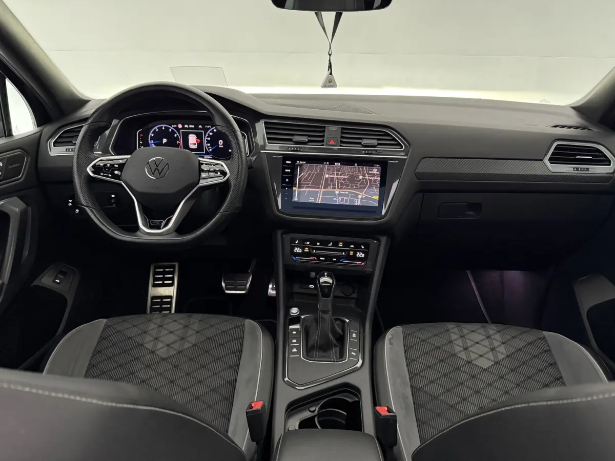 1.5 TSI R-Line Business+ Black Edition | H/K | Pano | Sfeer | Virtual | HuD | Trekhaak | Camera | Carplay | IQ Lights
