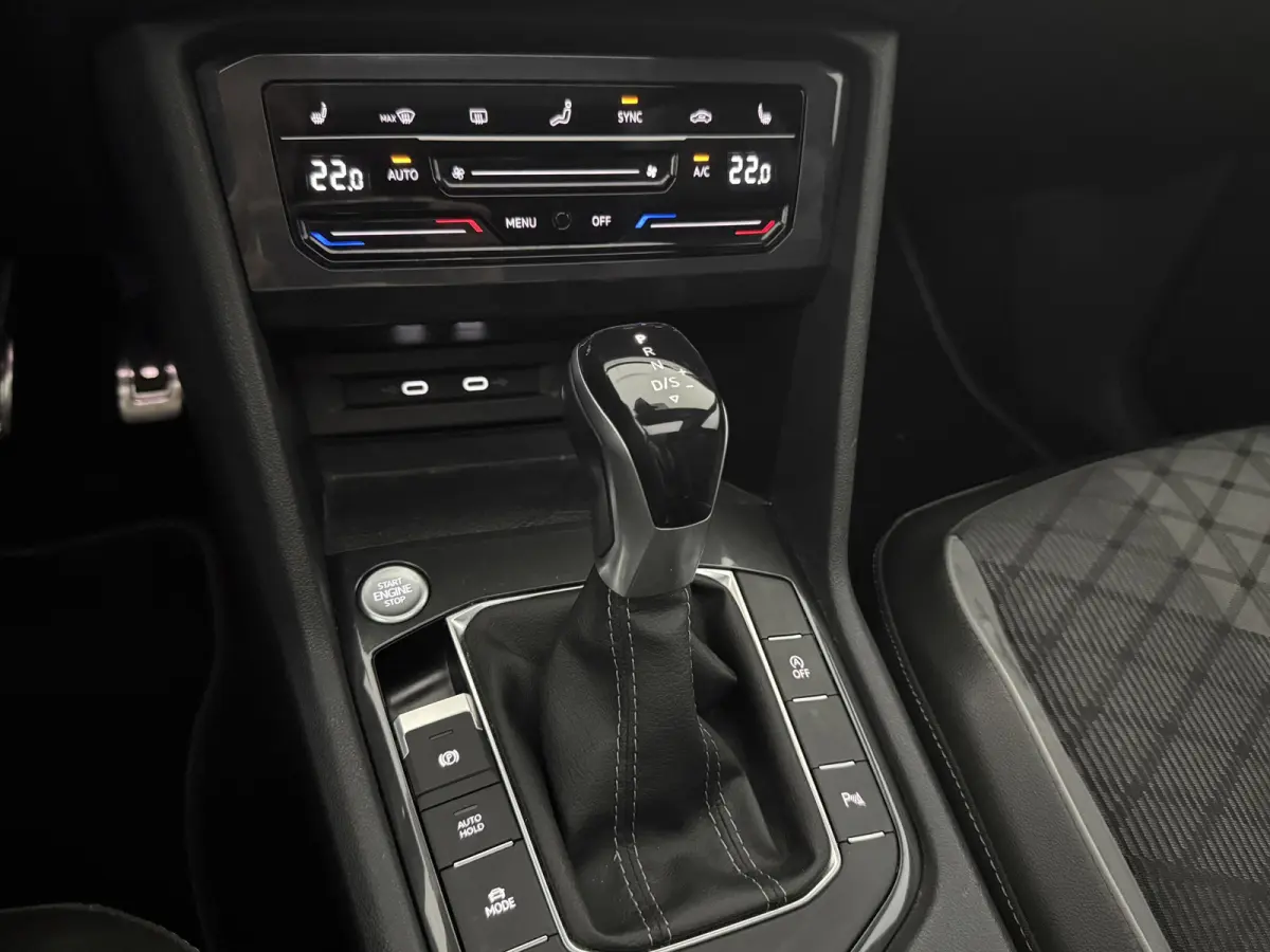 1.5 TSI R-Line Business+ Black Edition | H/K | Pano | Sfeer | Virtual | HuD | Trekhaak | Camera | Carplay | IQ Lights