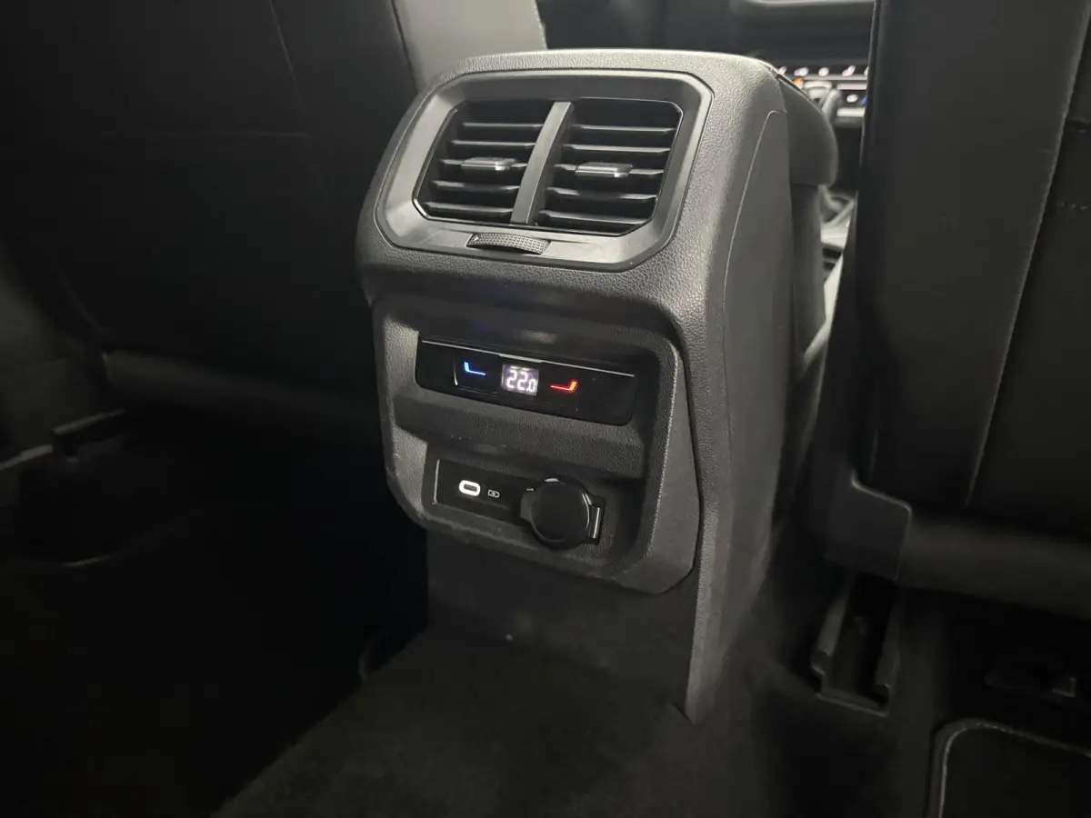 1.5 TSI R-Line Business+ Black Edition | H/K | Pano | Sfeer | Virtual | HuD | Trekhaak | Camera | Carplay | IQ Lights