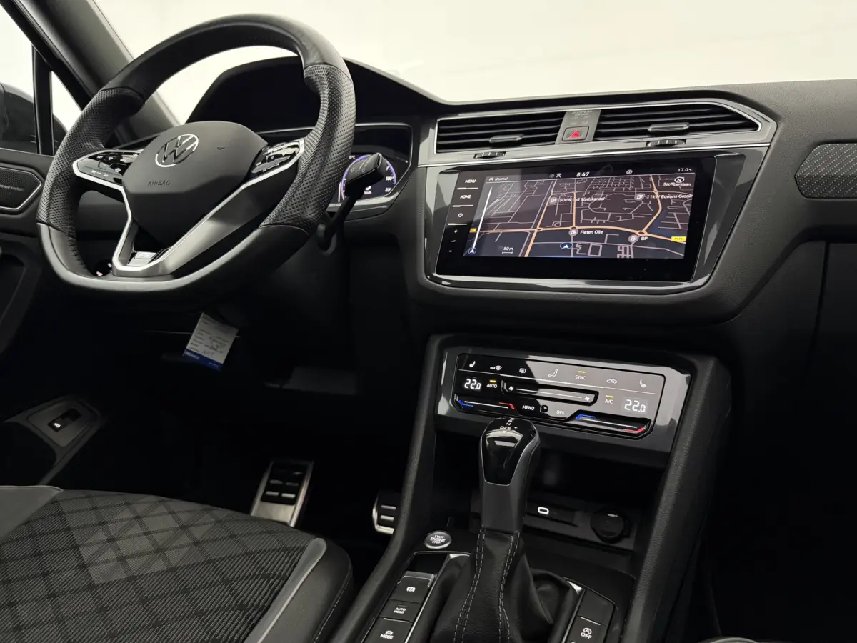 1.5 TSI R-Line Business+ Black Edition | H/K | Pano | Sfeer | Virtual | HuD | Trekhaak | Camera | Carplay | IQ Lights