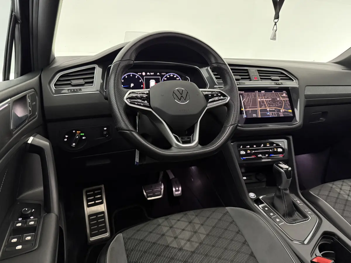1.5 TSI R-Line Business+ Black Edition | H/K | Pano | Sfeer | Virtual | HuD | Trekhaak | Camera | Carplay | IQ Lights