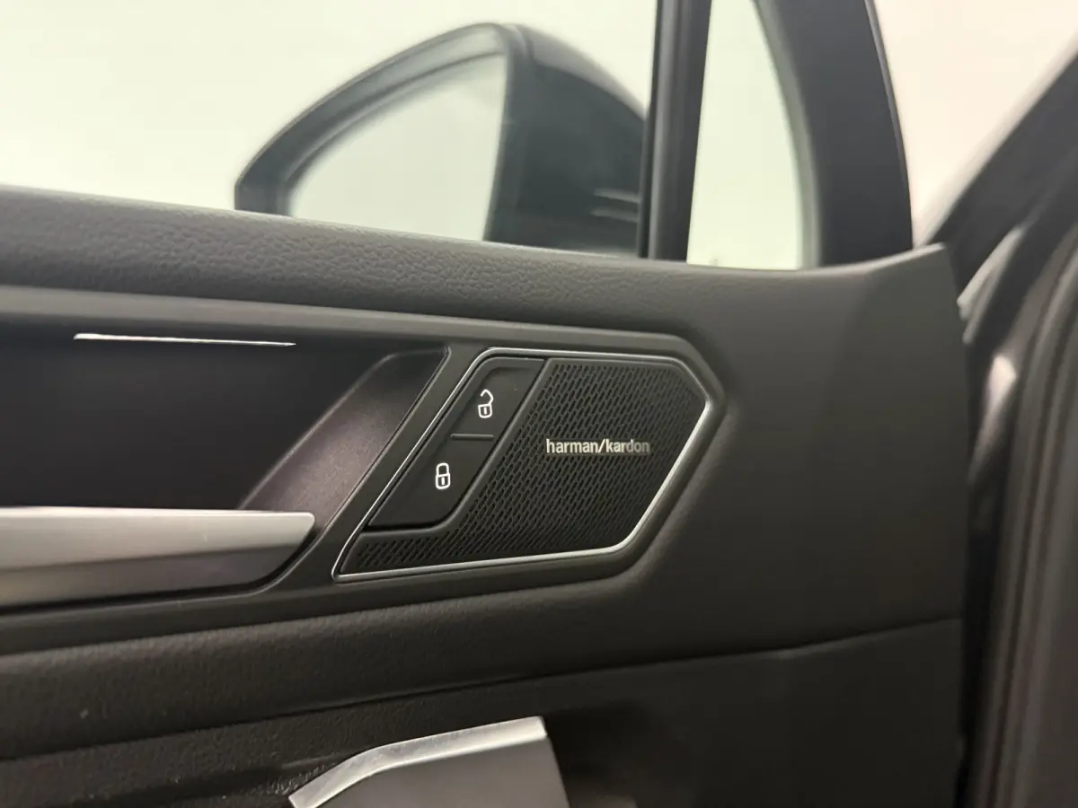 1.5 TSI R-Line Business+ Black Edition | H/K | Pano | Sfeer | Virtual | HuD | Trekhaak | Camera | Carplay | IQ Lights