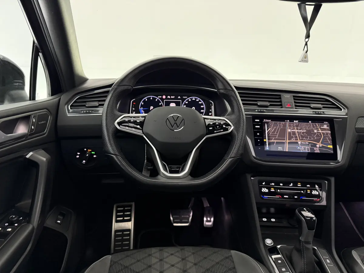 1.5 TSI R-Line Business+ Black Edition | H/K | Pano | Sfeer | Virtual | HuD | Trekhaak | Camera | Carplay | IQ Lights