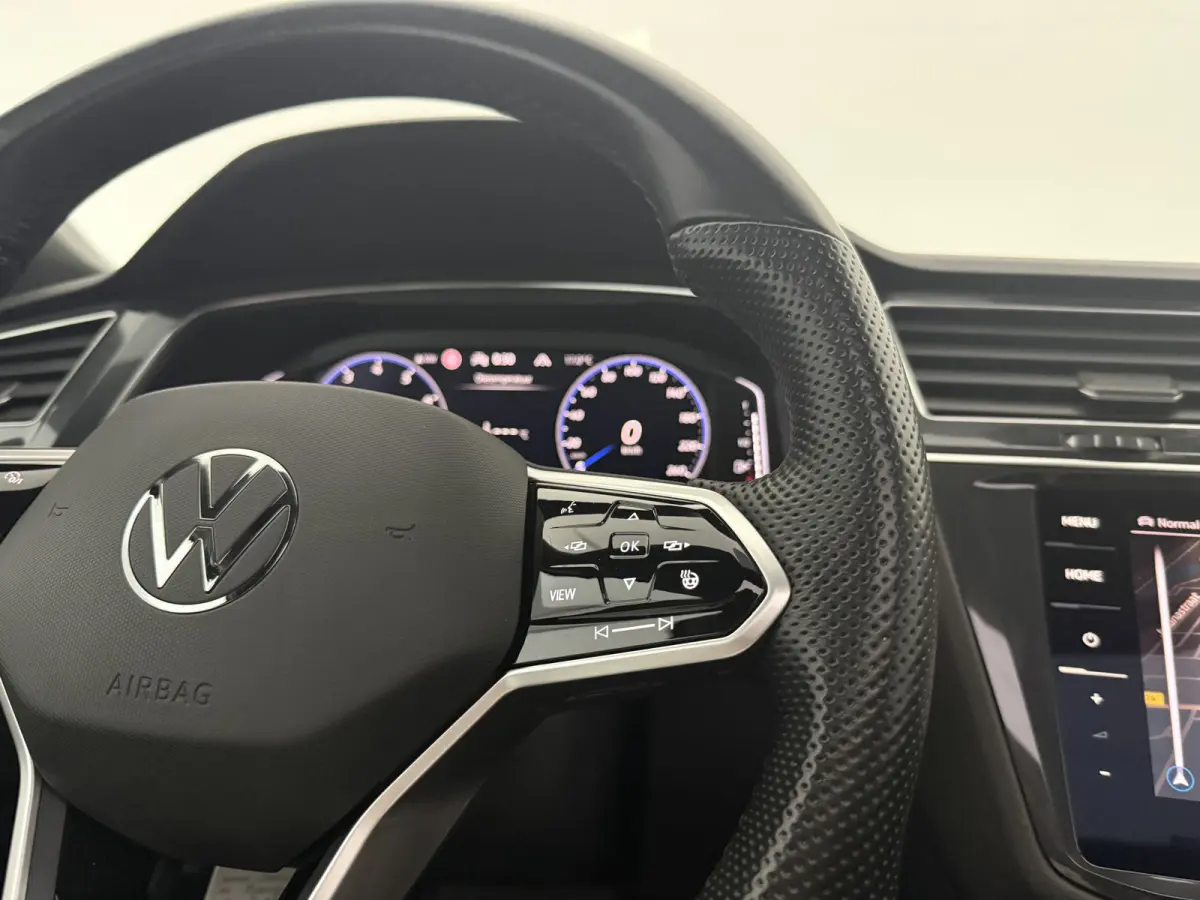 1.5 TSI R-Line Business+ Black Edition | H/K | Pano | Sfeer | Virtual | HuD | Trekhaak | Camera | Carplay | IQ Lights