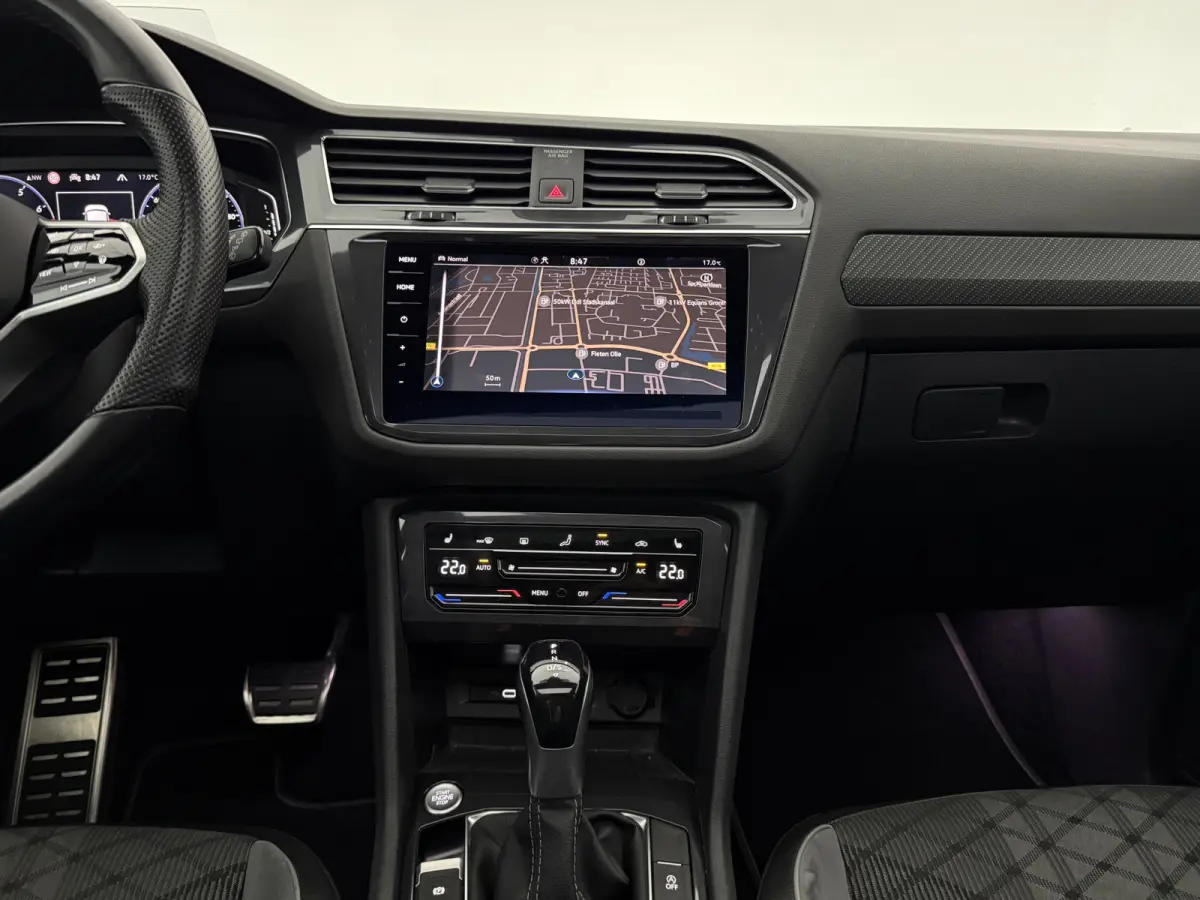 1.5 TSI R-Line Business+ Black Edition | H/K | Pano | Sfeer | Virtual | HuD | Trekhaak | Camera | Carplay | IQ Lights