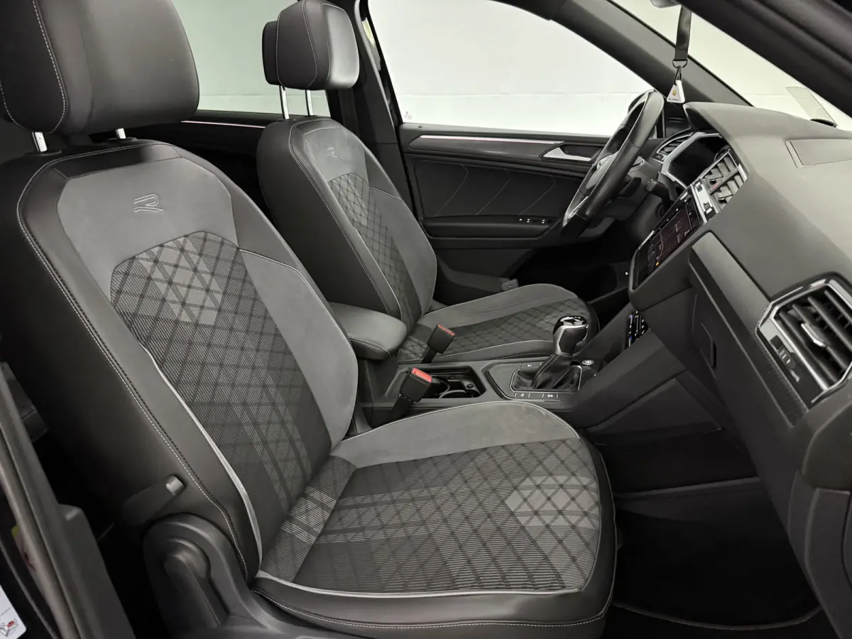 1.5 TSI R-Line Business+ Black Edition | H/K | Pano | Sfeer | Virtual | HuD | Trekhaak | Camera | Carplay | IQ Lights