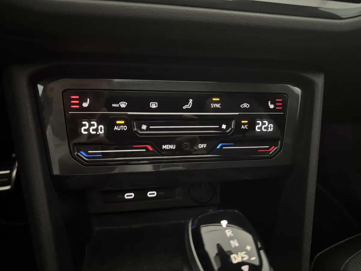 1.5 TSI R-Line Business+ Black Edition | H/K | Pano | Sfeer | Virtual | HuD | Trekhaak | Camera | Carplay | IQ Lights