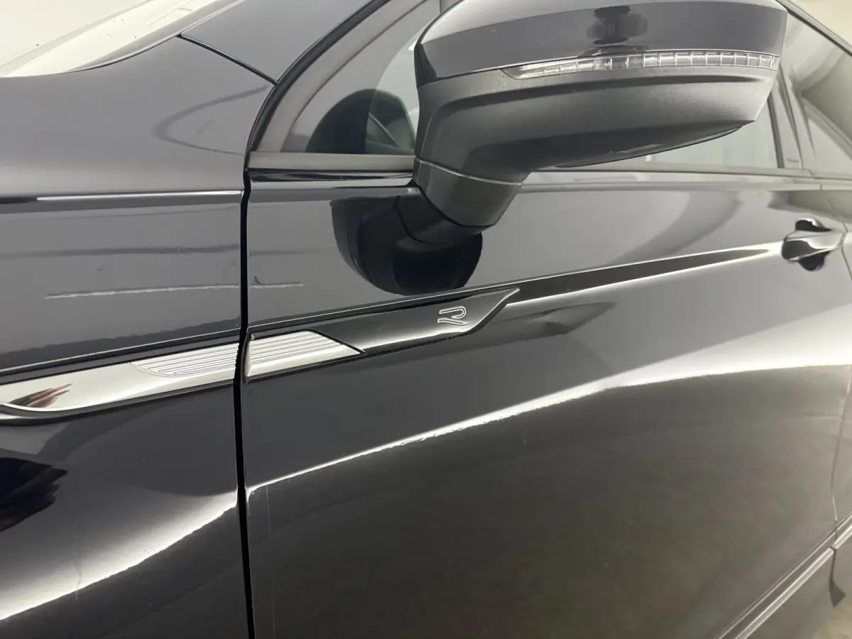 1.5 TSI R-Line Business+ Black Edition | H/K | Pano | Sfeer | Virtual | HuD | Trekhaak | Camera | Carplay | IQ Lights