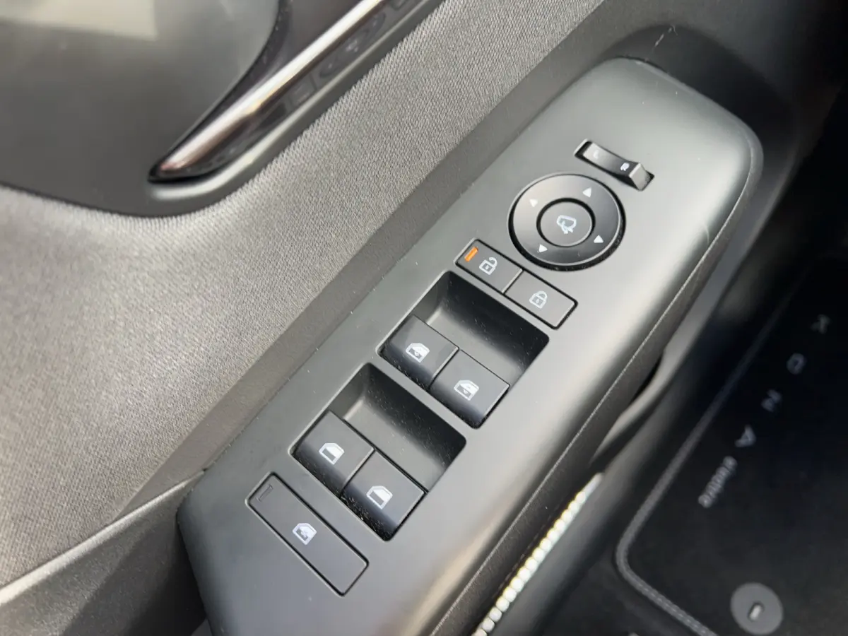 64.8 kWh 217pk N-Line Business | Carplay | Premium audio | Adaptive cruise controle | Dodehoek detectie | Keyless | Navigatie | Parkeersensoren | Camera | Stoelverwarming | Stuurverwarming |