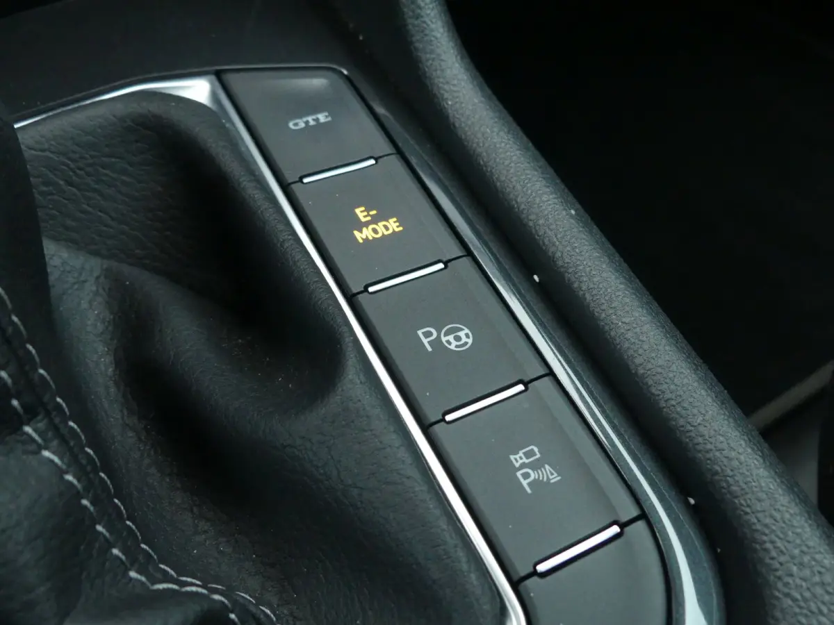 1.4 TSI eHybrid R-Line Business+ / pano / leer / 360 camera