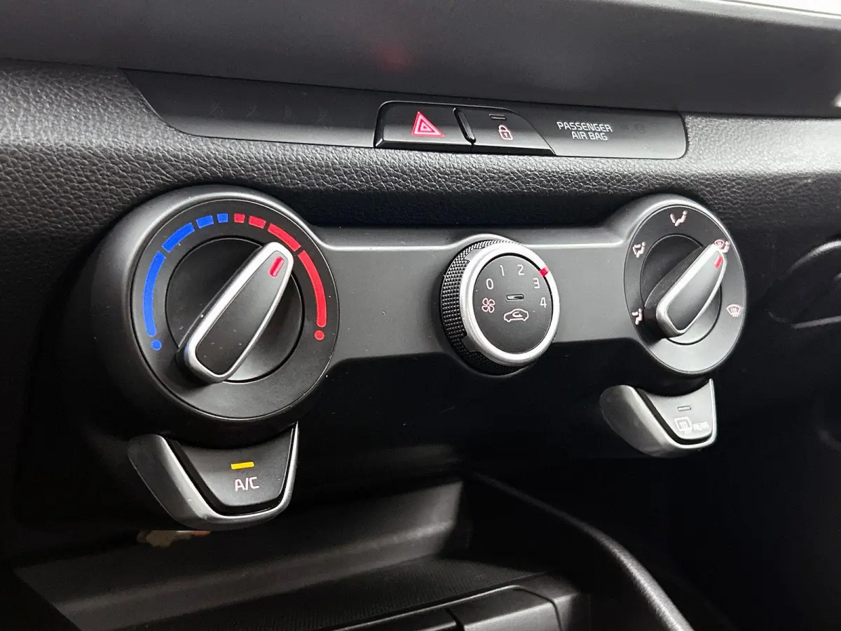 1.0 T-GDi 120pk MHEV DynamicLine Auto. Navigatie Apple Carplay/Android Auto Camera Parkeersensoren achter Cruise Control Lichtmetalen velgen Airco