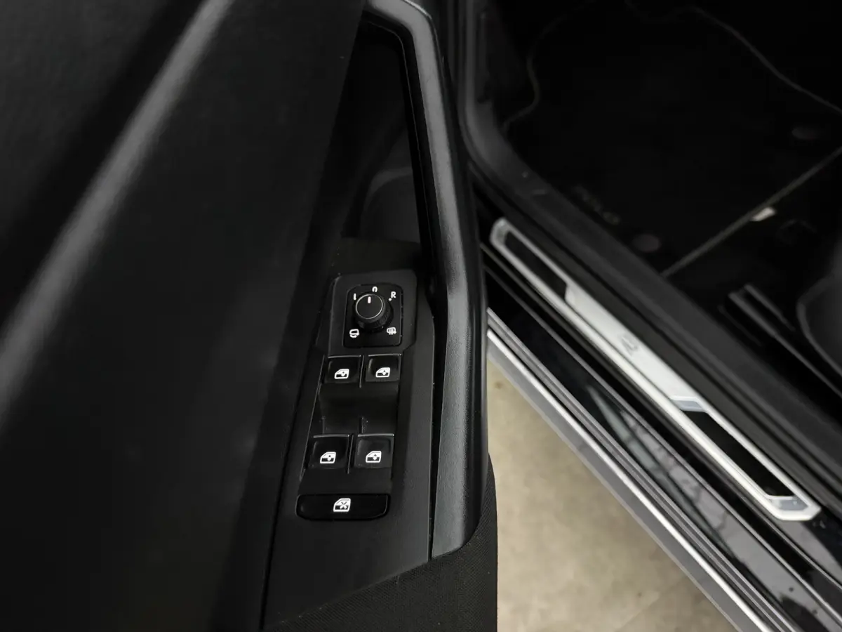 1.0 TSI R-Line | Virtual | Cruise | Carplay | LED | Stoelverw. | Parkeersens.