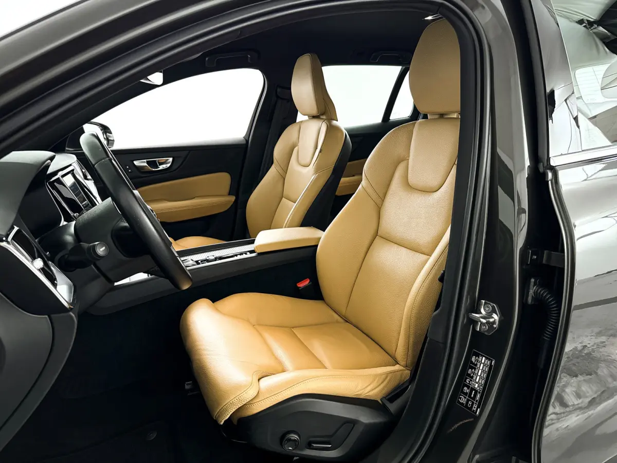 T4 Momentum Pro | Park assist | Stoelverwarming | Navigatie