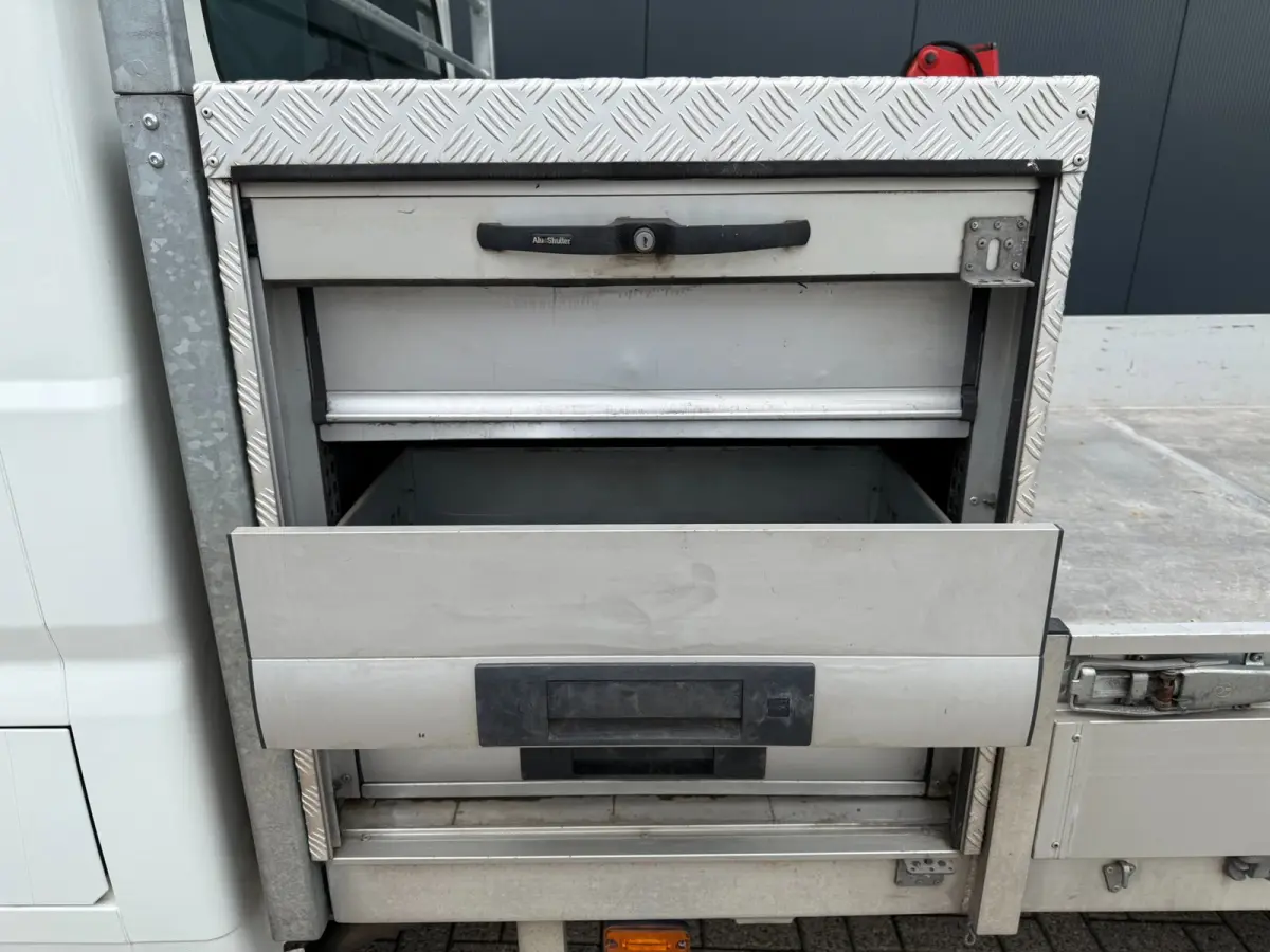 333 * Euro 6 * Laadbak * Laadkraan * Airco * Trekhaak *